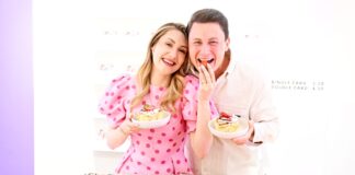 Lisa und Henry Walser sammeln mit Cinnamood Spenden für Kinder in Not TRIBUTE TO BAMBI Stiftung mit Cinnamood und Lisa und Henry Walser Lisa und Henry Walser @dieWalsers beim Gestalten der 'Strawberry ChocoRoll by @dieWalsers Copyright: dieWalsers GmbH/Michael Tinnefeld