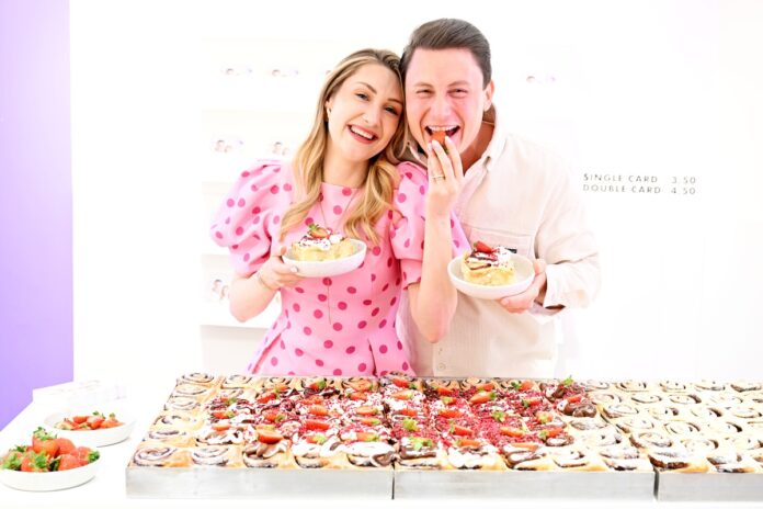 TRIBUTE TO BAMBI Stiftung mit Cinnamood und Lisa und Henry Walser Lisa und Henry Walser @dieWalsers beim Gestalten der 'Strawberry ChocoRoll by @dieWalsers Copyright: dieWalsers GmbH/Michael Tinnefeld