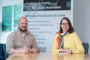 DIGITALHUB.DE Bonn stärkt den Startup Standort DIGITALHUB.DE Bonn baut Partnerschaft aus Von links nach rechts: Sven Wittich (Vorstand des DIGITALHUB.DE) & Victoria Appelbe (Amtsleitung, Wirtschaftsförderung Bonn), Copyright: DIGITALHUB.DE (2026)