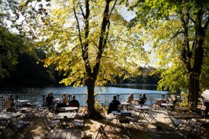 Frühling in Berlin Biergärten in Berlin: Augustiner und Fischerhütte starten Saison Fischerhütte am Schlachtensee Biergarten Herbst Charlott Cobler