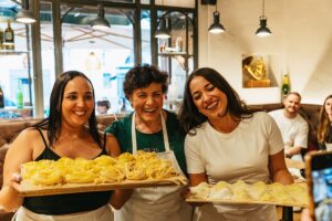Kochen, Handwerk, Lebensgeschichten: Warum Reisende im Urlaub verstärkt von Älteren lernen wollen Reisen Erlebnisse Menschen: Trend zu echten Begegnungen Bild: Rome - Pasta Class with Italian Grandmother and Wine Tasting Bildcredits GetYourGuide