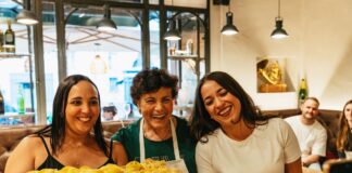 Kochen, Handwerk, Lebensgeschichten: Warum Reisende im Urlaub verstärkt von Älteren lernen wollen Reisen Erlebnisse Menschen: Trend zu echten Begegnungen Bild: Rome - Pasta Class with Italian Grandmother and Wine Tasting Bildcredits GetYourGuide