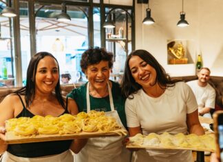 Kochen, Handwerk, Lebensgeschichten: Warum Reisende im Urlaub verstärkt von Älteren lernen wollen Reisen Erlebnisse Menschen: Trend zu echten Begegnungen Bild: Rome - Pasta Class with Italian Grandmother and Wine Tasting Bildcredits GetYourGuide