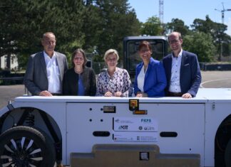Heute Shuttle, morgen Lieferfahrzeug: Ein Fahrzeug, viele Funktionen U-Shift II: Fahrzeug mit flexiblen Kapseln Vorstellung der neuen Generation von U-Shift II: (v.l.n.r.) Prof. Andreas Wagner, FKFS; Prof. Kora Kristof, Vizepräsidentin Digitalisierung und Nachhaltigkeit, KIT; Dr. Nicole Hoffmeister-Kraut, Ministerin für Wirtschaft, Handwerk und Tourismus; Prof. Meike Jipp, Bereichsvorständin Energie und Verkehr, DLR; Prof. Michael Buchholz, Leiter der Forschungsgruppen Elektromobilität und Vernetztes Fahren / Vernetzte Infrastruktur, Universität Ulm (Foto: Magali Hauser, KIT)