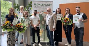 GRÜNDERSTAR 2026 ehrt Hörakustik Gründer Bild Foto: Wettbewerb ehrt die Besten der Hörakustik-Gründerszene – Jessica Gutzmann aus Schwerin, Ina Gröger von der audifino GmbH aus Hannoversch Münden, Theresa Bargsten aus Horneburg (1. bis 3. von li.), Benedikt Over aus Koblenz sowie Denise Pierce und Fiona Lindenbach aus Schwarzach (1. bis 3. von re.) wurden als GRÜNDERSTARs 2026 geehrt, hier beim GRÜNDERSTAR-Workshop in Kassel gemeinsam mit Jury-Mitglied Hassan Faour (4. von li.) und Jürgen Leisten vom Wettbewerbsinitiator IAS (4. von re.) (Quelle: IAS)