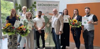 GRÜNDERSTAR 2026 zeichnet die besten Hörakustik Gründer aus GRÜNDERSTAR 2026 ehrt Hörakustik Gründer Bild Foto: Wettbewerb ehrt die Besten der Hörakustik-Gründerszene – Jessica Gutzmann aus Schwerin, Ina Gröger von der audifino GmbH aus Hannoversch Münden, Theresa Bargsten aus Horneburg (1. bis 3. von li.), Benedikt Over aus Koblenz sowie Denise Pierce und Fiona Lindenbach aus Schwarzach (1. bis 3. von re.) wurden als GRÜNDERSTARs 2026 geehrt, hier beim GRÜNDERSTAR-Workshop in Kassel gemeinsam mit Jury-Mitglied Hassan Faour (4. von li.) und Jürgen Leisten vom Wettbewerbsinitiator IAS (4. von re.) (Quelle: IAS)