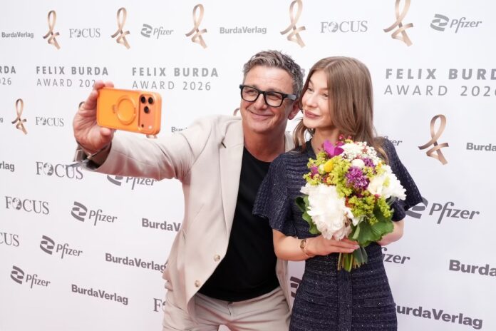 Ehrenfelix-Preisträgerin Ronja Fleckenstein mit Laudator und Schauspieler Hans SiglCopyright Felix Burda Stiftung / Brauer Photos