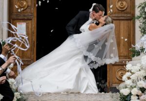 Bild Frisch vermählt, küssten sich Brautpaar Lisa und Henry Walser beim Hinausgehen vor dem Portal der Kirche S. Nicoló in Bardolino Bildcopyright/Fotograf: Tali Photography