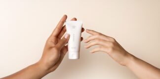 RINGANA präsentiert FRESH eye cream und FRESH intensive hand cream RINGANA - Entspannte HautPflanzliche Öle, nährende Buttern und hautidentische Lipide stärken gezielt die Hautbarriere.