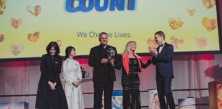 World Vision Award würdigt über 20 Jahre Einsatz für Kinder in Not World Vision Award für PM We Care: Auszeichnung für Engagement für Kinder PM-International erhält den World Vision Award für sein mehr als zwei Jahrzehnte langes Engagement für Kinder in Not Auf dem diesjährigen World Management Congress 2026 in Frankfurt, dem größten Event des Jahres für PM-International, wurde das Unternehmen auf der Bühne überraschend mit dem renommierten World Vision Award ausgezeichnet. Mit dieser Auszeichnung wird das mehr als 20-jährige Engagement des Unternehmens durch seine gemeinnützige Initiative PM We Care gewürdigt, mit der sie die Lebensbedingungen von Kindern, ihren Familien und Gemeinden weltweit verbessert. Die Auszeichnung wurde von Christoph Hilligen, dem Geschäftsführer von World Vision Deutschland, an den Gründer und CEO von PM-International, Rolf Sorg, sowie an Vicki Sorg, Director of Charity & Promotion and Charity Botschafterin von PM We Care, überreicht. Die Auszeichnung wird nur in Ausnahmefällen verliehen, sodass PM-International nach den deutschen Musiklegenden Peter Maffay und Wolfgang Niedecken erst der dritte Preisträger ist. Diese Anerkennung erfolgt zu einer Zeit, in der viele gemeinnützige Organisationen mit einem Rückgang der Unterstützung konfrontiert sind. Nach Angaben von World Vision Deutschland sind sowohl öffentliche Mittel als auch private Spenden in den letzten Jahren zunehmend unter Druck geraten. Vor diesem Hintergrund hat PM-International sein Engagement nicht verringert, sondern weiter ausgebaut. Seit Beginn seiner Partnerschaft mit World Vision Deutschland im Jahr 2003 hat PM- International mehr als 14 Millionen Euro gespendet, um bedürftige Kinder weltweit zu unterstützen. Heute unterstützt PM We Care 8.500 Patenkinder in fast 20 Ländern, wodurch PM-International zum weltweit größten Unternehmenspaten der World-Vision- Kinderpatenschaften geworden ist. Im Laufe der Jahre hat PM-International insgesamt mehr als 10.660 Patenkinder unterstützt. PM-International Group „In einer Welt, in der viele Kinder aufgrund nachlassender Unterstützung mit immer größeren Herausforderungen konfrontiert sind, ist langfristiges Engagement wichtiger denn je“, sagte Christoph Hilligen, Geschäftsführer von World Vision Deutschland. „Seit mehr als 20 Jahren schenkt PM-International Kindern Hoffnung, Chancen und die Aussicht auf eine bessere Zukunft. Dieses unerschütterliche Engagement bewirkt Veränderungen, die über Generationen hinweg Bestand haben.“ Einer der bewegendsten Momente des Abends war der Auftritt von Van Anh aus Vietnam auf der WMC-Bühne. Van Anh, die einst selbst ein Patenkind war, erzählte ihre inspirierende Lebensgeschichte. Ihr Werdegang verdeutlicht, welche langfristigen Auswirkungen gezielte Unterstützung haben kann. Durch die Partnerschaft zwischen PM We Care und World Vision erhielt sie Zugang zu Bildung, verwirklichte ihren Traum eines Universitätsstudiums und arbeitet heute als Lehrerin, um die Zukunft der nächsten Generation mitzugestalten. „Von Anfang an war es das Anliegen von PM-International, den Erfolg zu teilen“, sagte Vicki Sorg. „Unser Ziel ist es, Kindern die Möglichkeit zu geben, sich eine bessere Zukunft aufzubauen. Zu sehen, wie ehemalige Patenkinder wie Van Anh ihre Träume verwirklichen, ist der beste Beweis dafür, dass wir gemeinsam wirklich etwas bewirken.“ Mit Blick auf die Zukunft plant PM-International, sein soziales Engagement weiter auszubauen. Neben den Kinderpatenschaften startet PM We Care eine neue Stipendieninitiative. Diese Initiative zielt darauf ab, jungen Erwachsenen zu helfen, ihre Ausbildung fortzusetzen und nach Ablauf ihrer Patenschaft im Alter von 18 Jahren Zugang zu Hochschulbildung und beruflichen Perspektiven zu erhalten. Bildcredits PM International AG