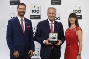 Innovation: PM-International erneut unter den TOP 100 v.l.n.r. Sascha Gamper, Christian Wulff, Anja Wunder Bildcredits PM-international AG