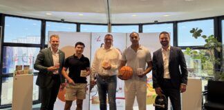 FitLine@School: PM-International wird Namenspartner des erfolgreichen Schulprojekts PM-International: FitLine@School fördert Kinder Bild Von links_ Simon Reber, Heiko Wissmann, Patrick Bacher, Carl Mbassa, Sascha Gamper