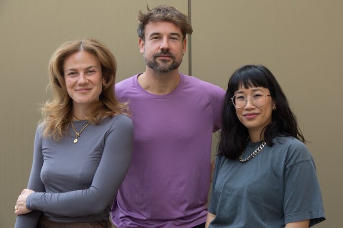 App für Frauen: Frieda Menova jetzt auf Rezept Bild Gründer*innen von Frieda Health: Valentina Ullrich, Kai Schulze-Wundling & Thanh Schrader-Nguyen (v.l.n.r.)