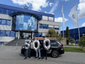 Autoprogramm: Vertriebspartner feiern 500. Autoübergabe VP Josef Braun bei der Autoübergabe zusammen mit Vorstandsvorsitzender PM Speyer Patrick Bacher und Director Sales Internal Andreas Kirstein