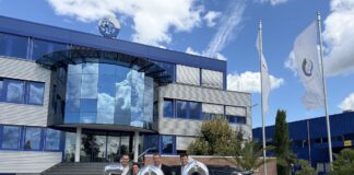 500 Autoübergaben in nur acht Monaten: PM-International macht Erfolg sichtbar Autoprogramm: Vertriebspartner feiern 500. Autoübergabe VP Josef Braun bei der Autoübergabe zusammen mit Vorstandsvorsitzender PM Speyer Patrick Bacher und Director Sales Internal Andreas Kirstein