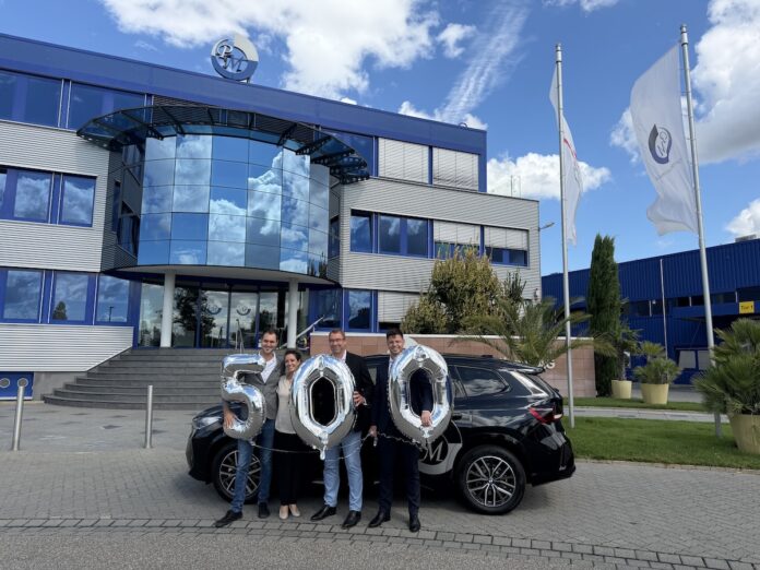 Autoprogramm: Vertriebspartner feiern 500. Autoübergabe VP Josef Braun bei der Autoübergabe zusammen mit Vorstandsvorsitzender PM Speyer Patrick Bacher und Director Sales Internal Andreas Kirstein