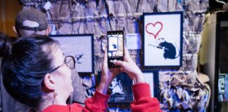 Banksy trifft Berge Berchtesgaden: Banksy Modeste Collection zeigt Street-Art Banksy Motiv Besucherin fotografiert Kunstwerk Quelle: @HL_llumineau__ (Bergerlebnis Berchtesgaden)