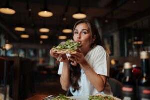 Sarah Engels: L’Osteria startet Charity-Pizza @ Basti Sevastos Losteria Sarah Engels