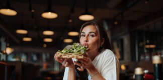 Pizza essen und Gutes tun: L’Osteria startet Charity-Kampagne mit Sarah Engels Sarah Engels: L’Osteria startet Charity-Pizza @ Basti Sevastos Losteria Sarah Engels